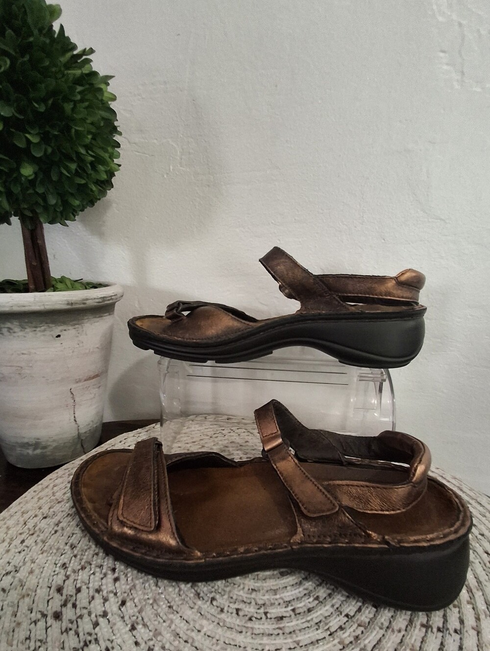 Naot Women's Metallic Bronze Adjustable Strap Sandals Size 39.